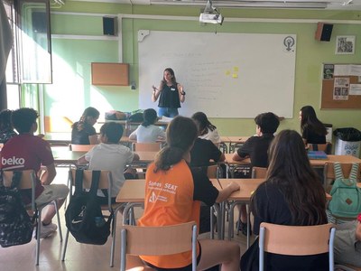 Adolescents de Cornellà co-dissenyen un projecte per crear espais segurs i prevenir la violència domèstica i en línia en infants i adolescents