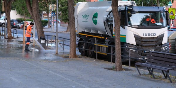 Cornellà reforça la neteja i la cura de l'espai públic durant l'estiu