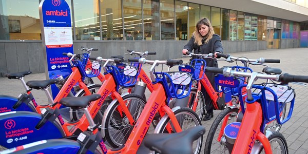 Entra en funcionament l'AMBici, el nou servei de bicicleta compartida de l’àrea metropolitana