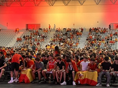Pantalla gegant  al Parc Esportiu Llobregat per seguir la final del Mundial entre Espanya i Argentina