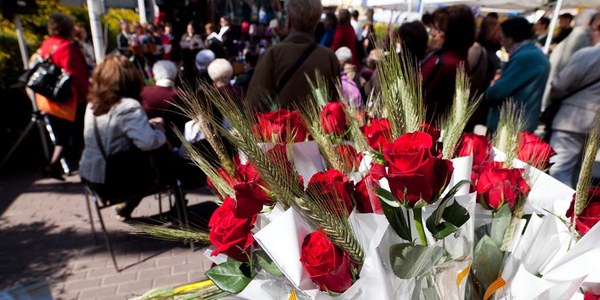 Parades de llibres i roses ompliran de color i llum la ciutat aquest diumenge