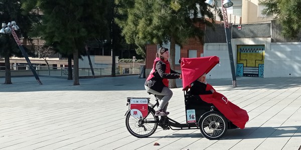 Passeja per la ciutat amb el Cornelius del programa En Bici Sense Edat
