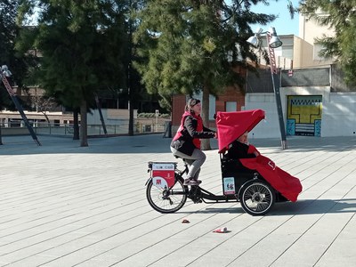 Passeja per la ciutat amb el Cornelius del programa En Bici Sense Edat