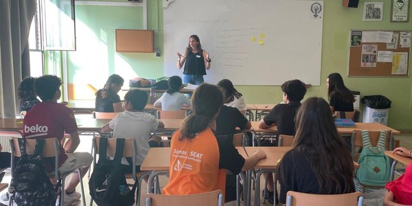 Adolescentes de Cornellà co-diseñan un proyecto para crear espacios seguros y prevenir la violencia doméstica y online en niños y adolescentes