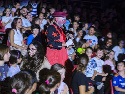 Calles y espacios culturales se llenan de risas en Cornellà