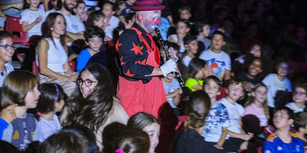 Calles y espacios culturales se llenan de risas en Cornellà