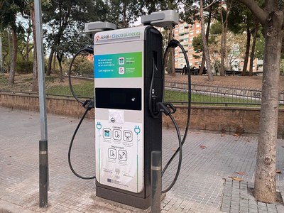 Cornellà estrena una nueva electrolinera en la plaza de Catalunya