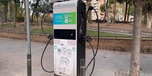 Cornellà estrena una nueva electrolinera en la plaza de Catalunya