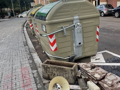 Cornellà multará con 850 euros a las personas que dejen la basura fuera de los contenedores