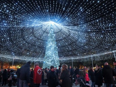 Crea tu álbum de fotos navideñas con las figuras de luz que encontrarás por toda la ciudad