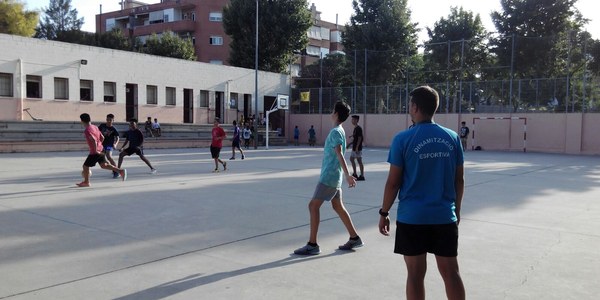Deporte para los jóvenes en los patios de los centros escolares