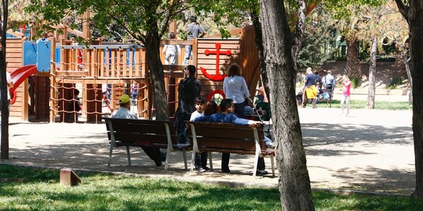 Disfrutar de la naturaleza y el descanso en verano en los parques urbanos de Cornellà