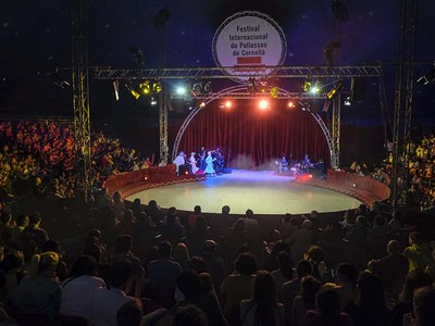 El Festival de Payasos en la carpa de la plaza de Catalunya