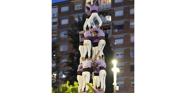 Els Castellers de Cornellà cargan el 4 de 8