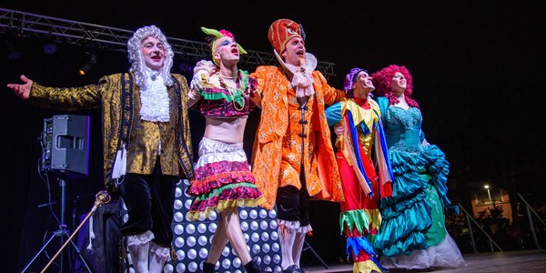 Fiesta grande con la Rúa y  el Concurso de Comparsas de Carnaval en Cornellà
