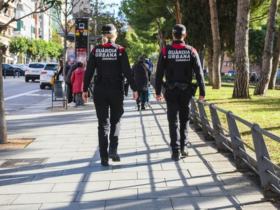 La Guardia Urbana detiene al conductor de un patinete eléctrico por ir a 118 km/h, saltarse un semáforo e ir sin luces