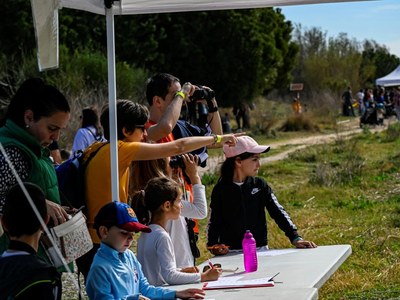 La primera visita al río Llobregat de 2024 incluye una recogida de residuos