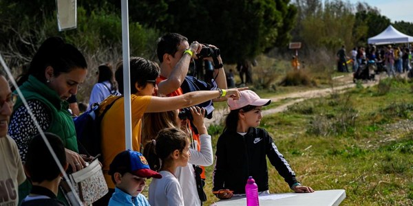 La primera visita al río Llobregat de 2024 incluye una recogida de residuos