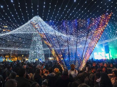 El encendido de luces da comienzo a la campaña de Navidad en Cornellà
