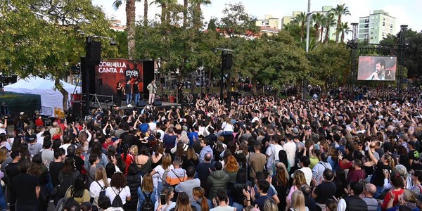 Más de 6.000 personas acompañan a los Estopa en el acto de reconocimiento que les ha ofrecido la ciudad de Cornellà