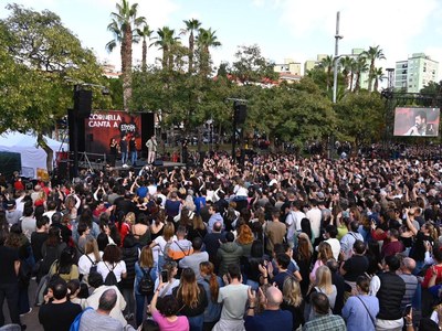 Más de 6.000 personas acompañan a los Estopa en el acto de reconocimiento que les ha ofrecido la ciudad de Cornellà