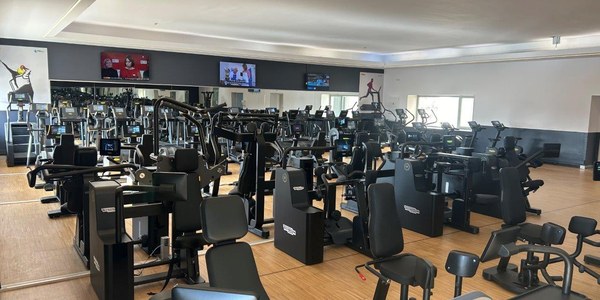 Más de ochenta máquinas nuevas instaladas en la sala de fitness del PELL