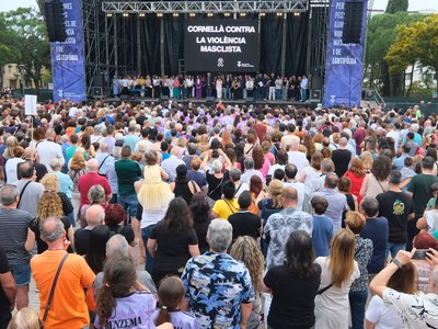 Miles de personas rechazan la violencia machista en Cornellà