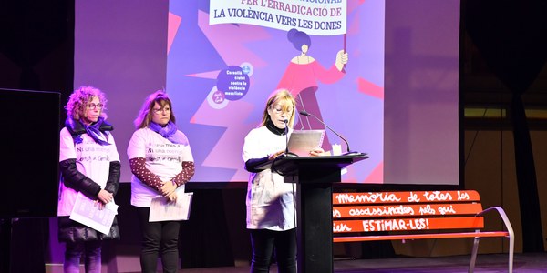"Queremos espacios libres y seguros, queremos la implicación de todo el mundo". Lectura del manifiesto del 25N en Cornellà