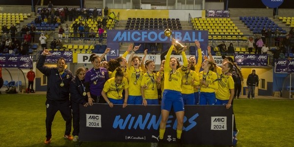 EL CLUB DEPORTIVO FONTSANTA FATJÓ VISTE EL MIC FOOTBALL DE AMARILLO