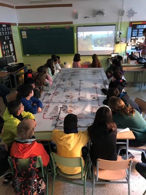 Alumnes de l’escola Antonio Gaudí fent un taller (IRENIA).
